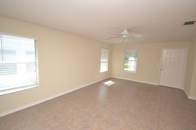 Building Photo - 3 Bedroom 2 Bath in Horizon Park