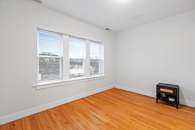 Building Photo - 4055 N Spaulding Ave