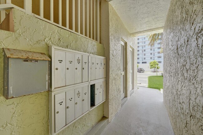 Building Photo - 1450 N Riverside Dr