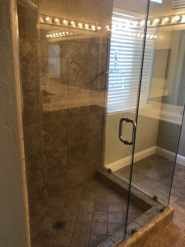 Building Photo - Amazing Single Story Home Located in Rosev...