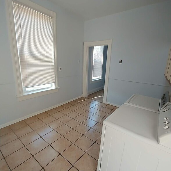 Building Photo - 559 E Epworth Ave