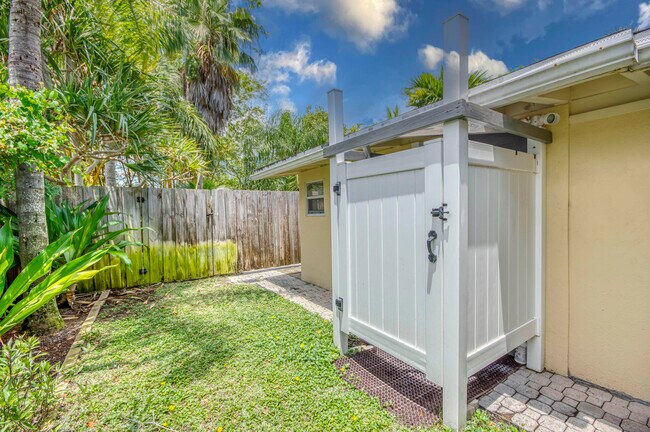 Building Photo - 404 S Caloosahatchee Ave