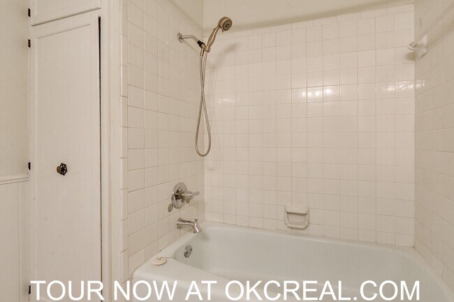 Building Photo - 1207 Lakecrest Dr