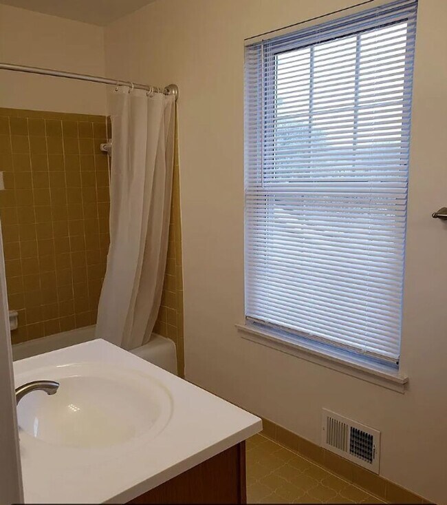 Building Photo - $2,175 Chapel Hill Condo For Rent