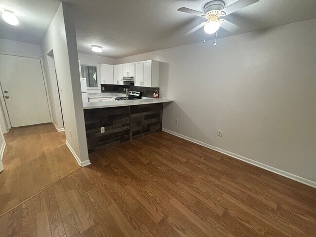 Building Photo - Newly renovated FIRST floor 2/2 - Will go fast