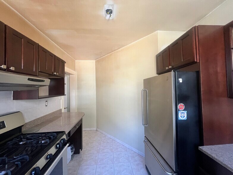 Building Photo - 553 Undercliff Ave