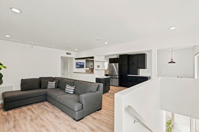 Building Photo - Privateer Duplex