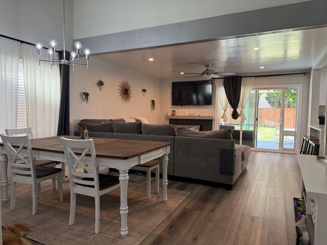 Building Photo - Move in Ready 3bed/3bath, beautiful backyard