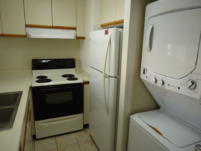 Building Photo - Hi Floor 2 Bedroom, 1 Bath, with 2 Parking...