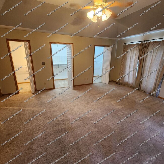 Building Photo - Gorgeous 4 Bedroom Ranch