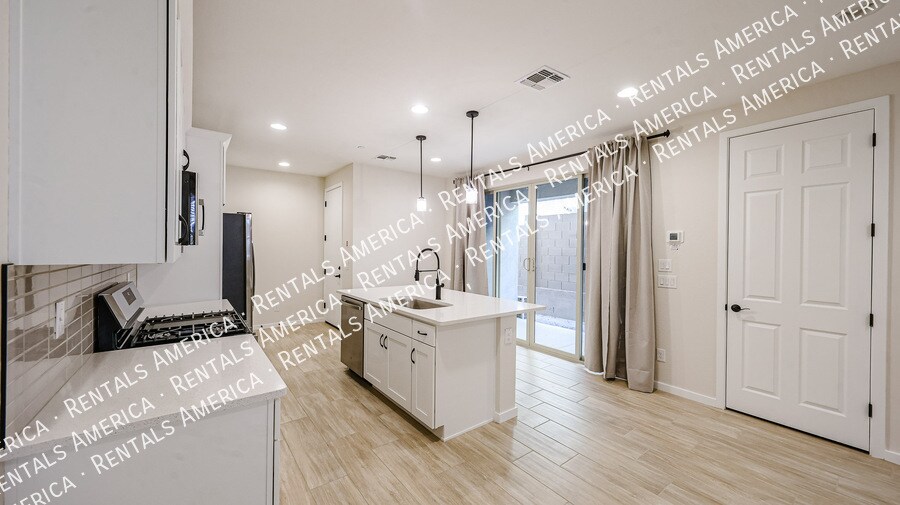 Building Photo - 2858 N Evergreen St