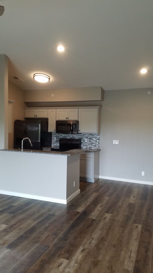 Building Photo - 3 Bedroom 2 Bath Lakeside Condo!