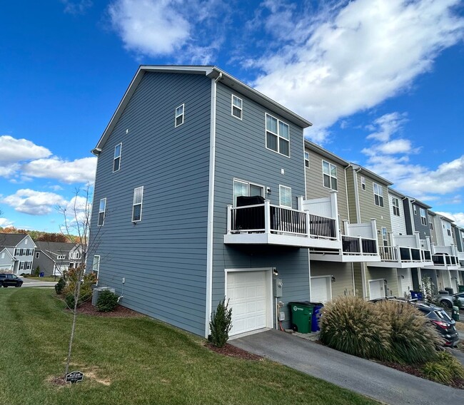 Building Photo - Fabulous townhome in Clifton Subdivision