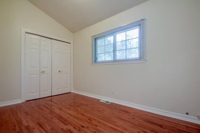 Building Photo - Mountain Living / Easy Commute Location