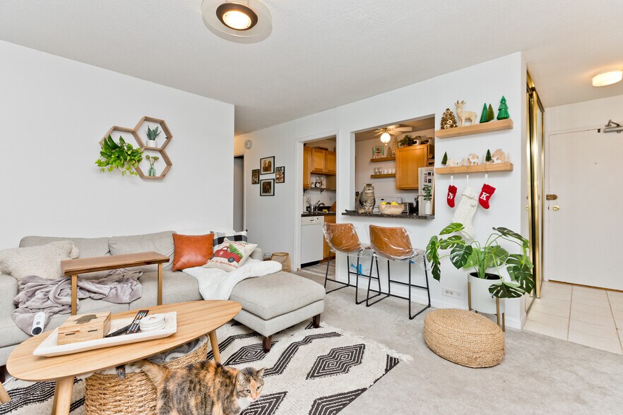 Building Photo - 2740 N Pine Grove Ave