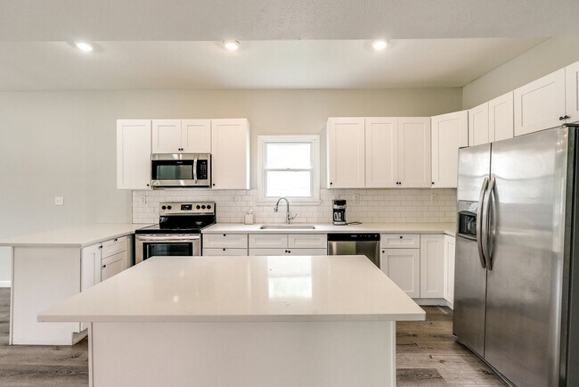 Building Photo - 1212 Rowley Ave