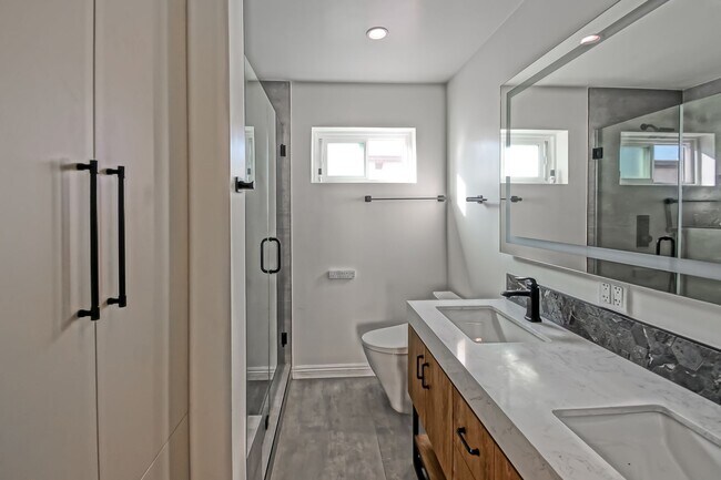 Building Photo - 4021 Crest Dr