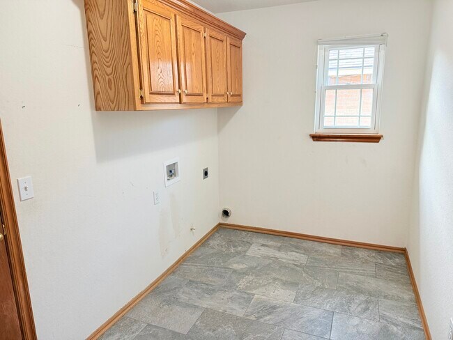 Building Photo - 700 Eastview Dr