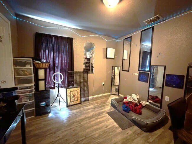 Building Photo - 2205 Cedar Ave