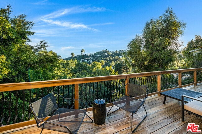 Building Photo - 3323 N Knoll Dr