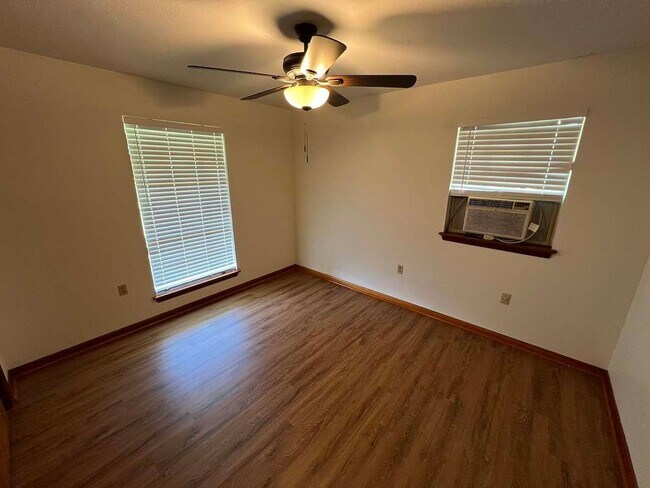 Building Photo - Baker's Historic Buffwood Subdivision, 3 bedroom, 2 bath home loaded with amenities