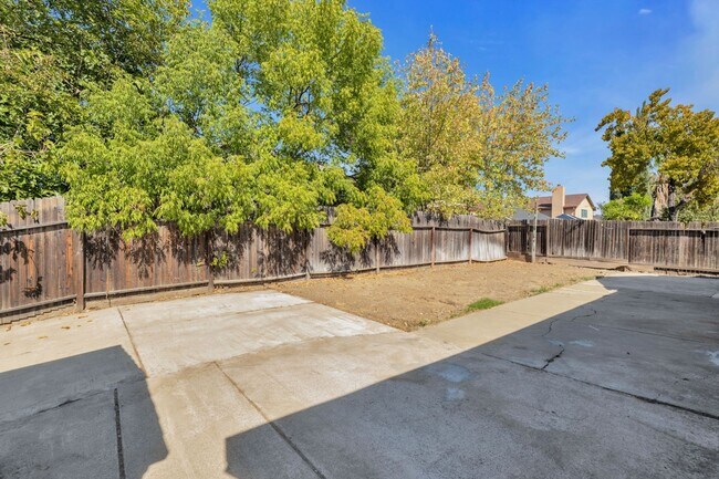 Building Photo - 8327 Trimmer Way