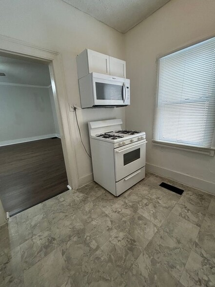 Building Photo - 800-806 N 8th / 718 Union