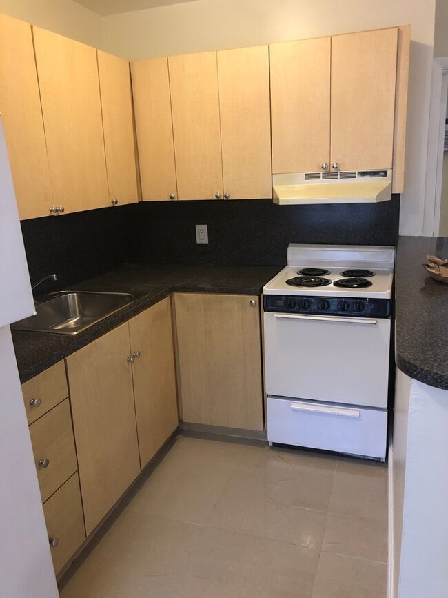 Building Photo - Nice 1-1 Condo Apartment with Central AC, Pool, & Laundry