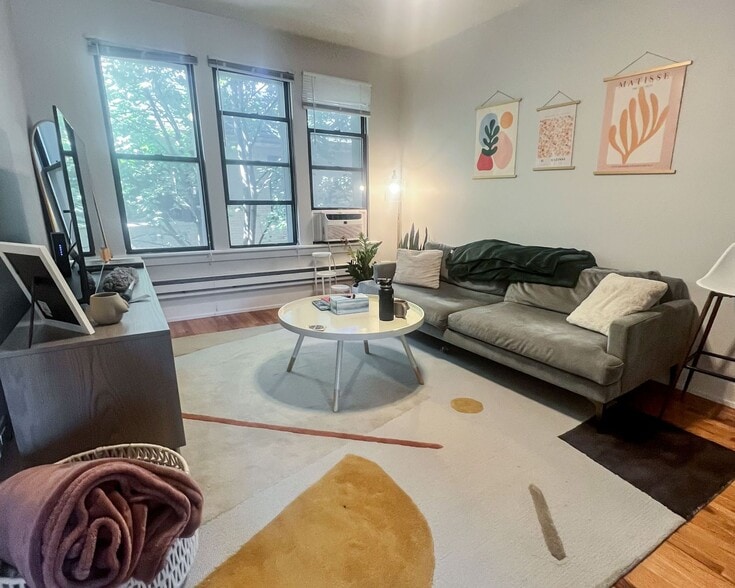 Building Photo - 627 W Melrose St