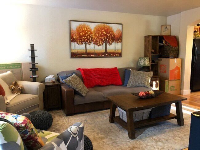 Building Photo - Charming 2br 1.5ba Two Level Condo in Dist...