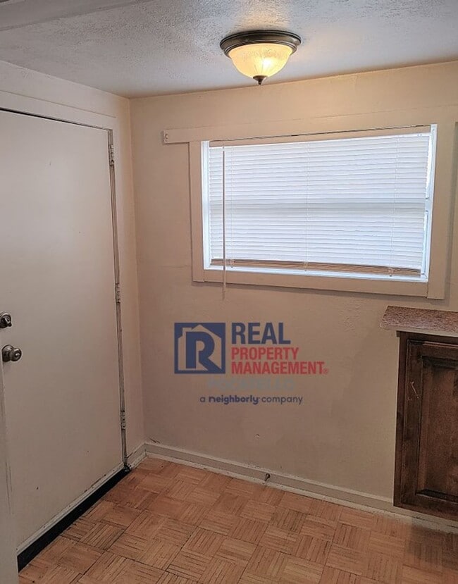 Building Photo - 517-519 E Cedar St