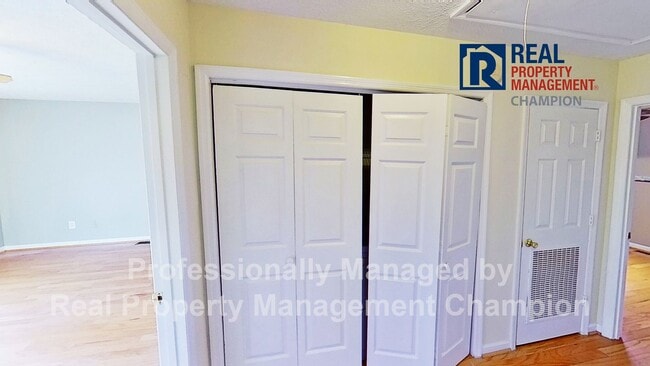 Building Photo - Spacious End Unit Townhome with Private De...