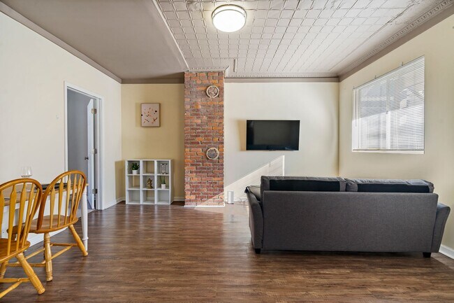 Building Photo - 1129 Brabec St