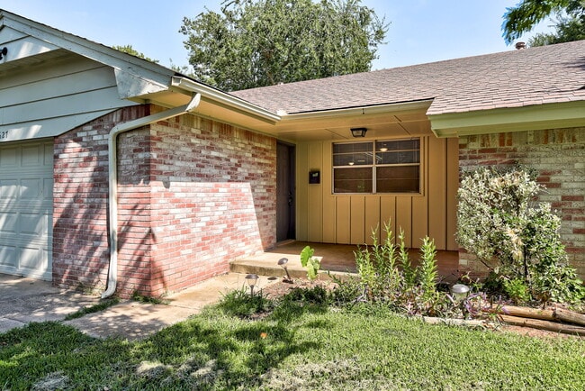 Building Photo - 1627 Surrey Dr