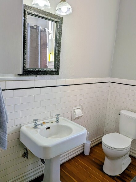 Building Photo - 713 SE 27th Ave