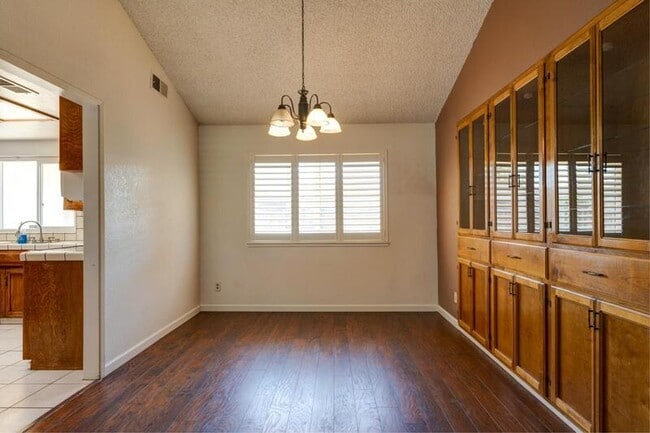 Building Photo - 2768 Saratoga Ave