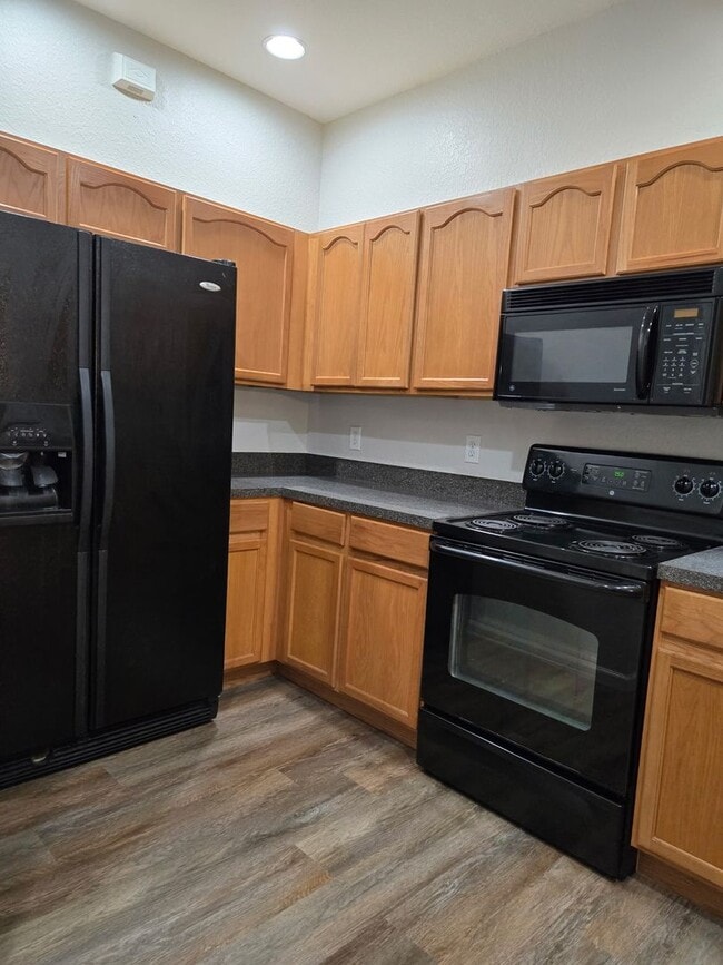 Building Photo - Spacious 3 bedroom, 2.5 bath townhouse in ...