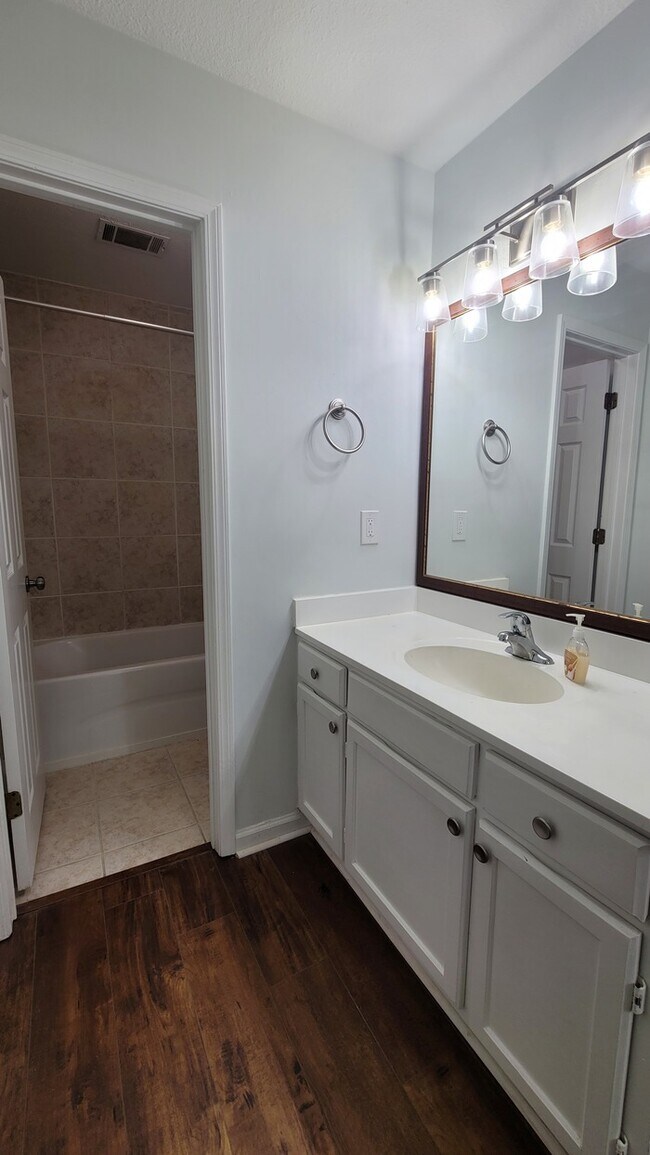 Building Photo - 2 bedroom 2 bath Condo in Lenox Heights, o...