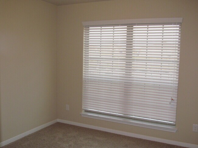 Building Photo - 4 BEDROOM, BISD