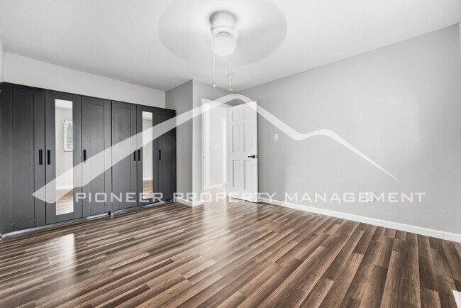 Building Photo - Gorgeous Home with Central AC and Fenced Yard