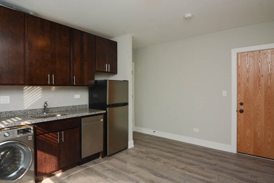 Building Photo - 533 W Belden Ave