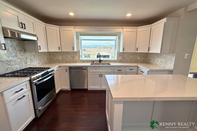 Building Photo - Beautifully Remodeled 4 Bed Home with Loft + Prime Location