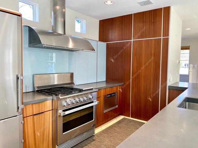 Building Photo - Charming and unique 2 BR in an upscale west Bend neighborhood