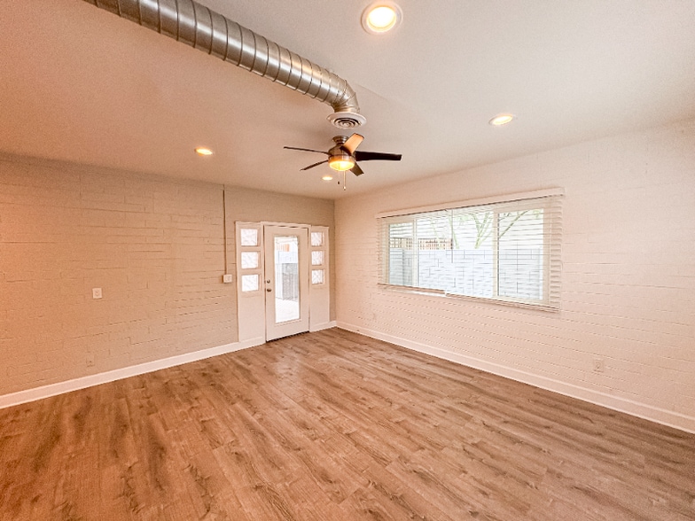 Building Photo - 2737 E Glenrosa Ave