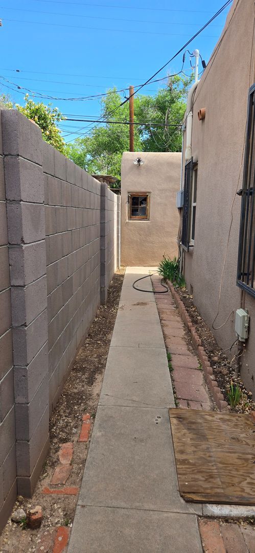Building Photo - Downtown 2 bedroom apartment in triplex