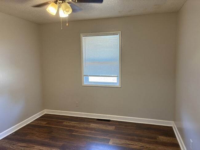 Building Photo - 2033 S Ingram Mill Rd