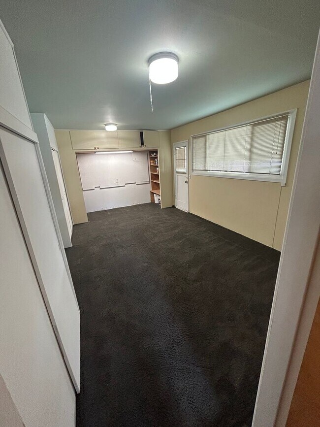 Building Photo - 4 Bed/2Bath home with large yard near scho...