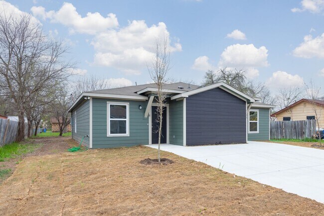 Building Photo - Spacious 3-Bedroom Home with Hardwood Floors & Modern Finishes in Seguin