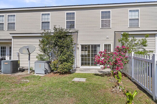Building Photo - Easy, Modern Comfort in a Prime Charleston Location!