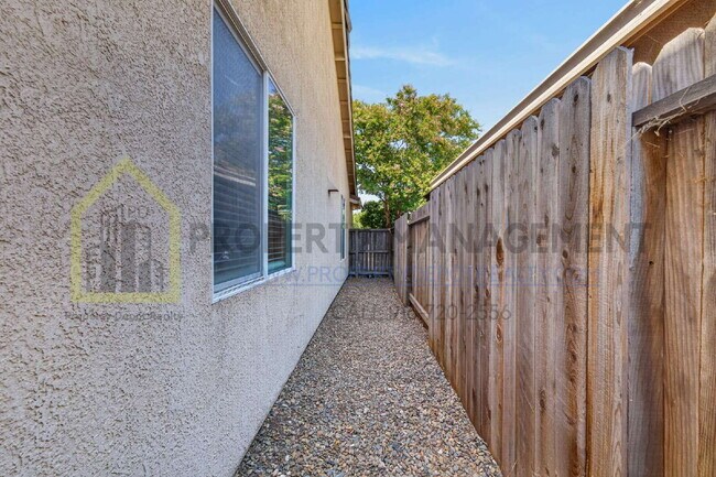 Building Photo - Spacious 3-Bed, 2-Bath Retreat on Charm Way